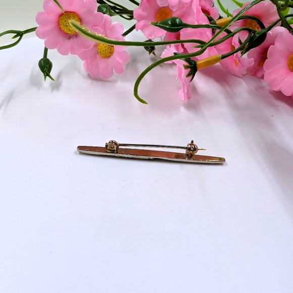 Minimalist and Elegant Vintage Engraved Bar Brooch - Picture 3 of 4